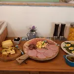 Dvor Vipolze Bed & Breakfast 4*