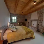 Dvor Vipolze Bed & Breakfast 4*