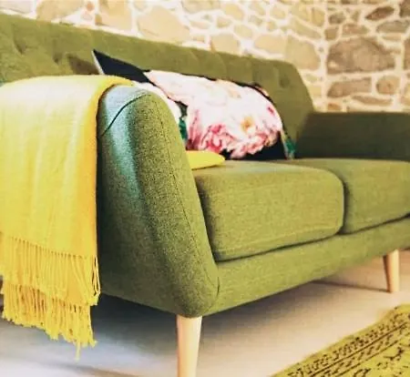 Dvor Vipolze Bed & Breakfast 4*