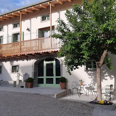 Dvor Vipolze Bed & Breakfast 4*