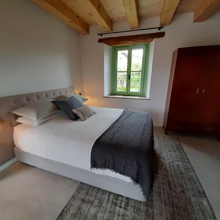 Dvor Vipolze Bed and breakfast