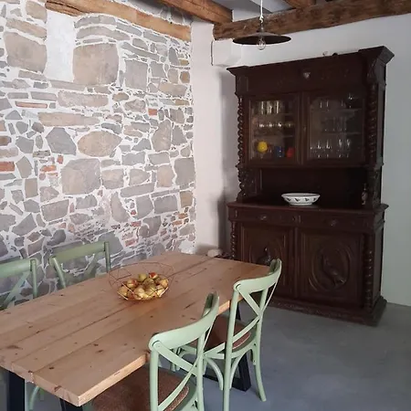 Dvor Vipolze Bed and breakfast 4*