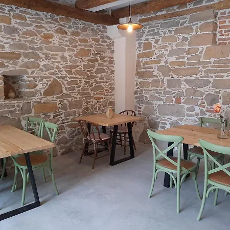Dvor Vipolze Bed & Breakfast *