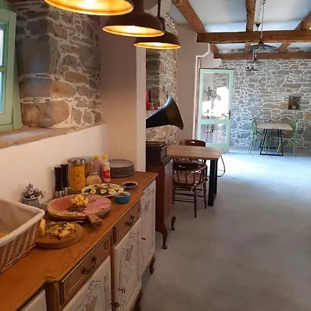 krevet i doručak Dvor Vipolze Dobrovo