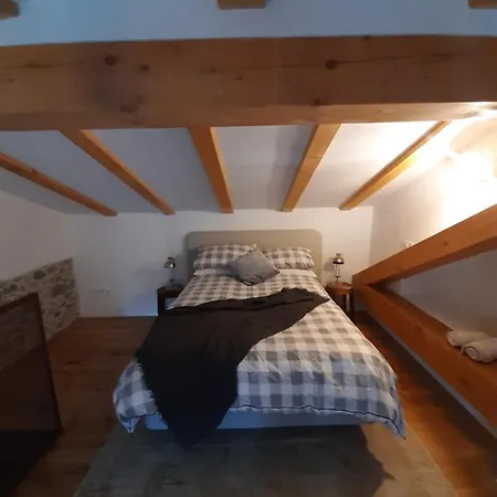 Bed & Breakfast Dvor Vipolze