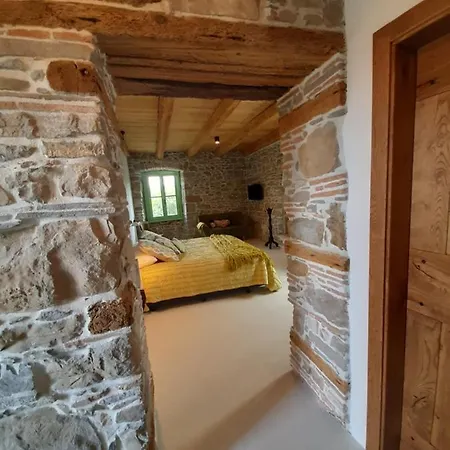 Dvor Vipolze Dobrovo