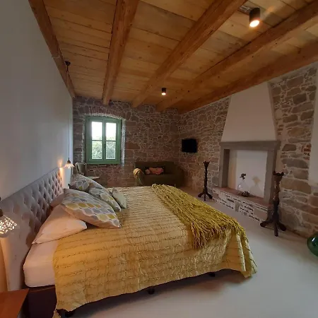 Dvor Vipolze Bed & Breakfast 4*