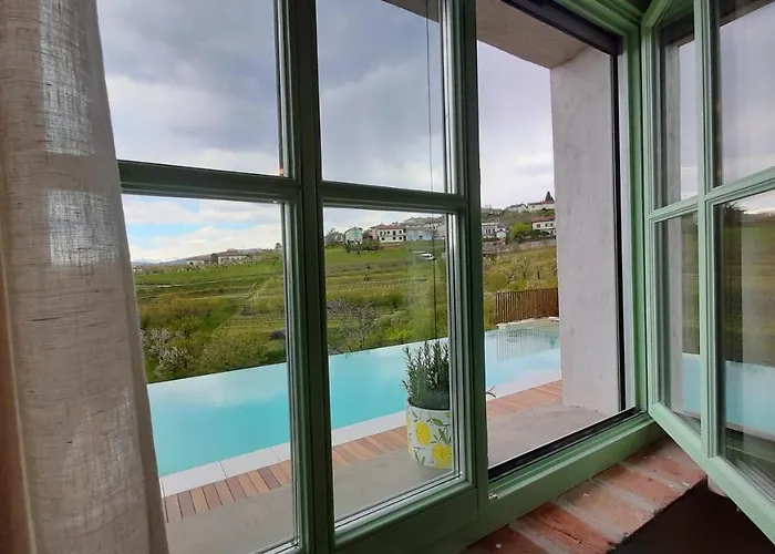 Dvor Vipolze Bed & Breakfast