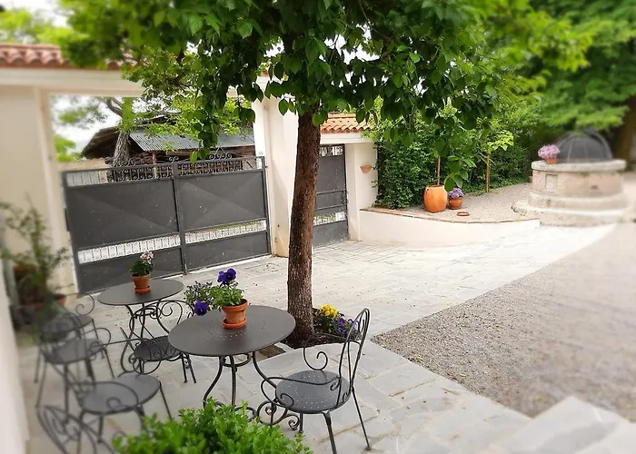 Dvor Vipolze فندق مبيت وإفطار