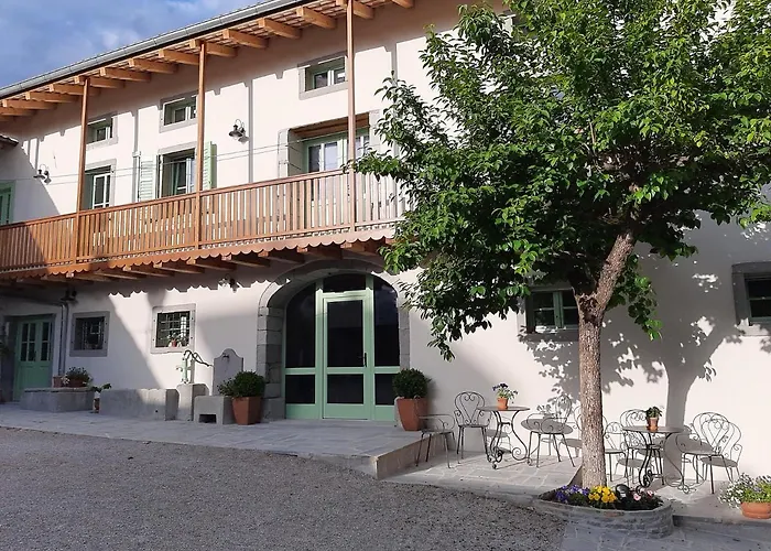 Dvor Vipolze Bed and Breakfast 4*