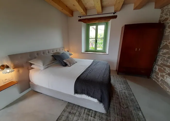 Dvor Vipolze Bed & Breakfast