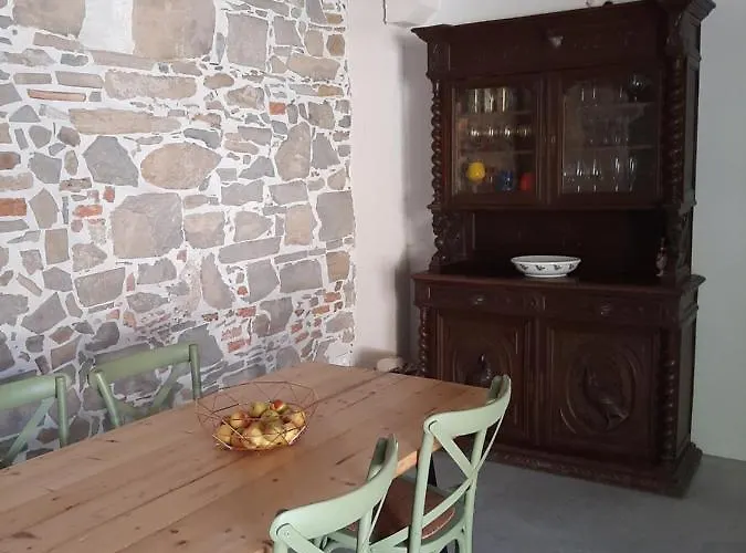 Dvor Vipolze Bed and Breakfast 4*