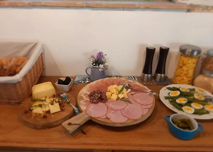 Dvor Vipolze Bed and Breakfast 4*