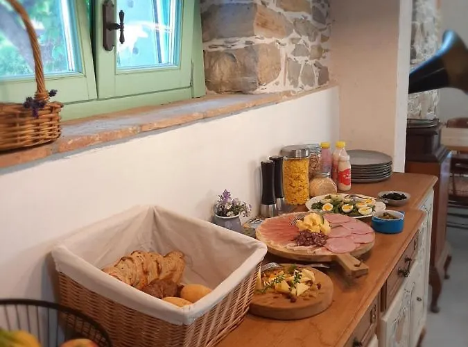 Dvor Vipolze Bed and Breakfast Dobrovo