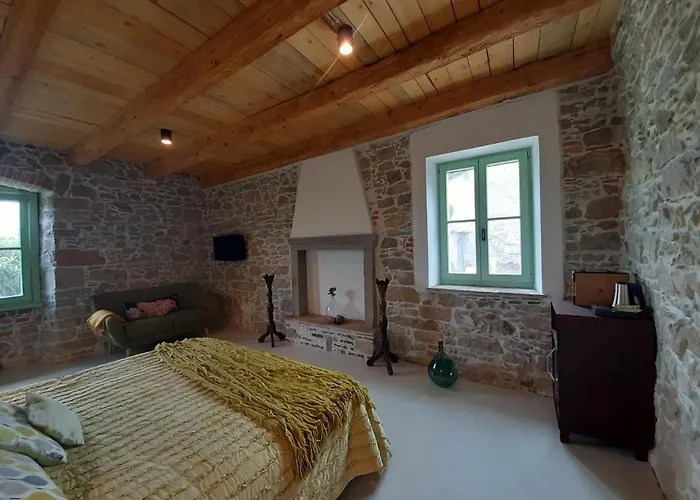 Dvor Vipolze Bed and Breakfast Dobrovo