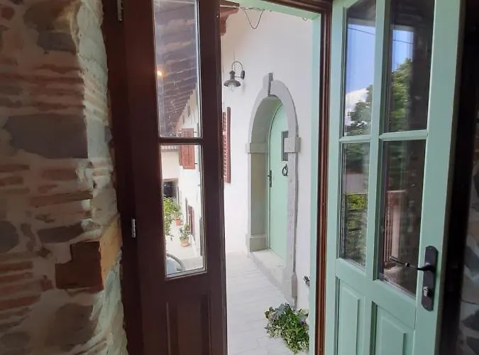 Bed & Breakfast Dvor Vipolze 4*