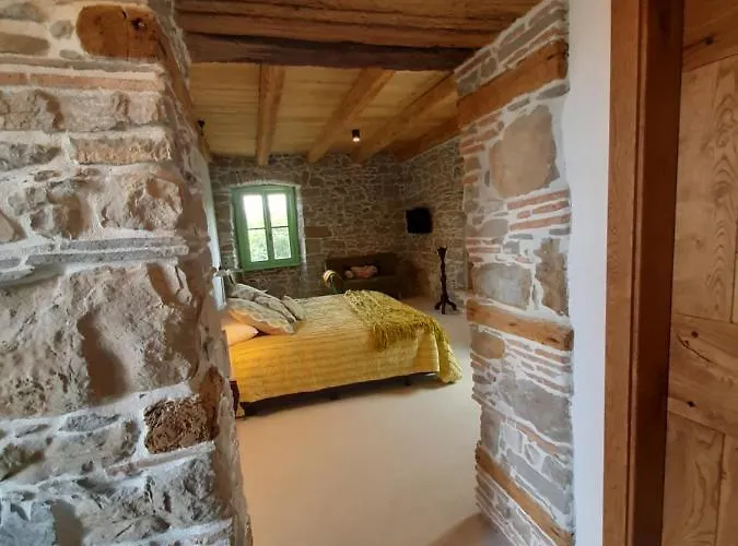 Dvor Vipolze Dobrovo