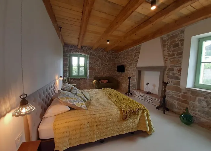 Dvor Vipolze Bed & Breakfast 4*