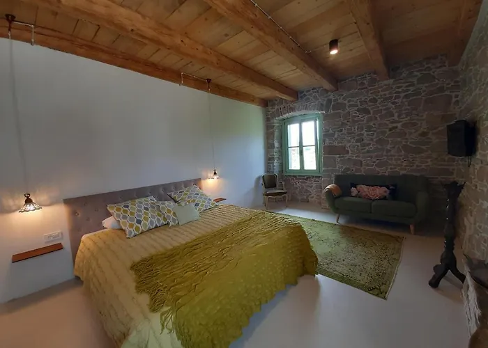 Dvor Vipolze Dobrovo