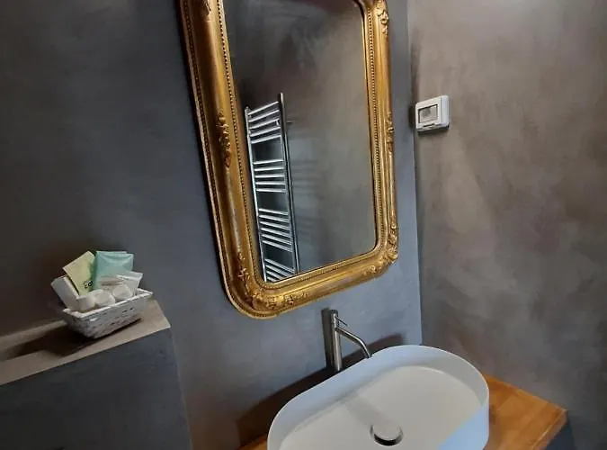 Dvor Vipolze Bed & Breakfast